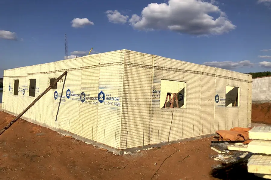 Quais são as vantagens e desvantagens da construção em EPS